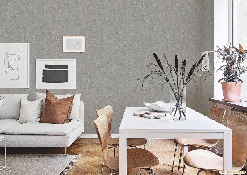 Giảm thiểu không gian phòng khách bằng cách dán giấy tường màu sắc nổi bật.